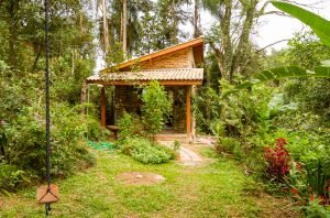 Home Office e estúdio construído num patamar do terreno na serra da Cantareira. A trilha para o estúdio já é um convite para trabalhar e criar