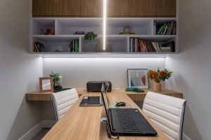 Este quarto adaptado para home office foi projetado para o casal compartilhar a mesa de trabalho. 
