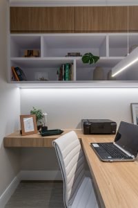 Colocamos uma luminária linear pendente para iluminar bem a mesa. Além de funcional, ficou bastante elegante.